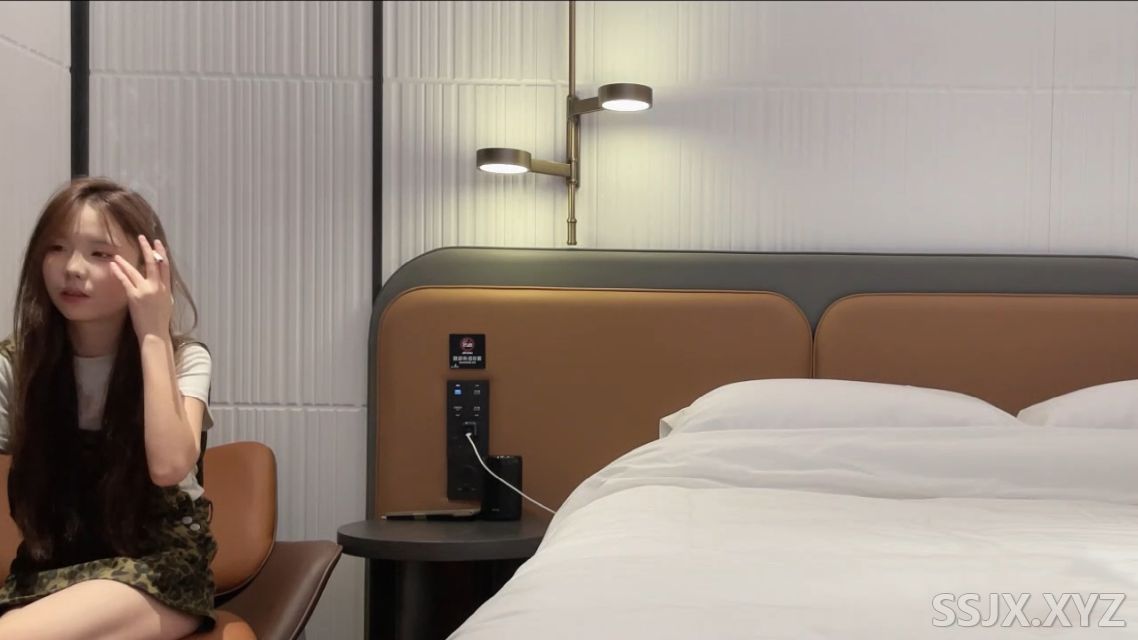 [1V/413M]探花曹长卿 - 暑假兼职大二学妹，本想给兄弟们表演个拔套，还被妹子发现了，尴尬得很